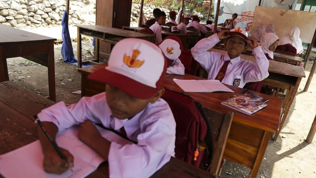 Siswa SD di Bantargebang Belajar di Tenda Darurat